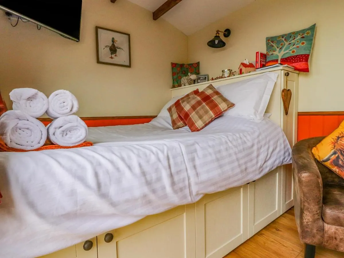 The Herdsman Luxury Shepherds Hut Barnoldswick Holiday home