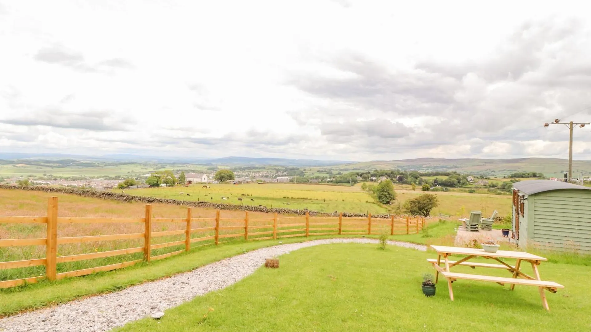 The Herdsman Luxury Shepherds Hut Barnoldswick